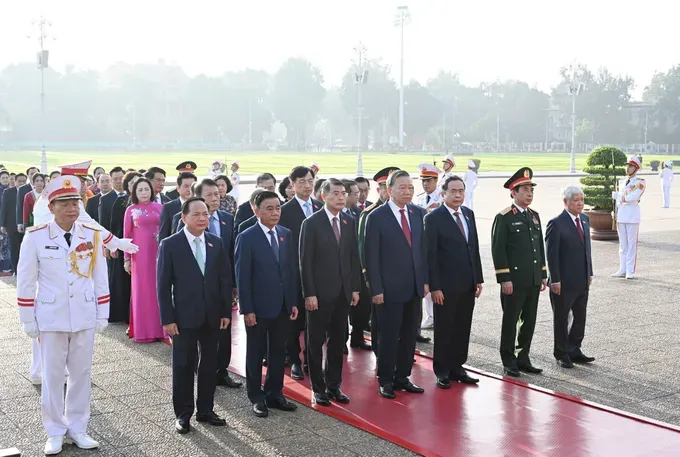 2026年10月17日上午，党中央总书记、国家主席苏林及党和国家领导人、国会代表已前往胡志明主席陵献花，并入陵瞻仰胡志明主席遗容。图：曰钟